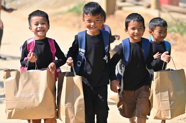 Nhiều trang phục giữ ấm được trao tặng người dân tại Quảng Trị - Ảnh 1.