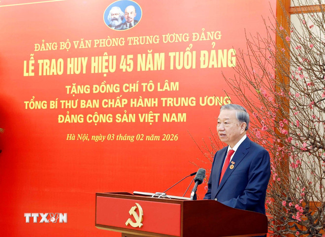 Trao Huy hiệu 45 năm tuổi Đảng tặng Tổng Bí thư Tô Lâm- Ảnh 2.
