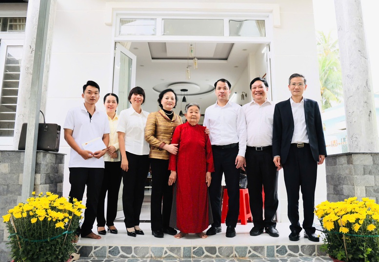 Phó Thủ tướng Phạm Thị Thanh Trà thăm, tặng quà Tết gia đình chính sách, công nhân khó khăn tại Đồng Tháp- Ảnh 7.