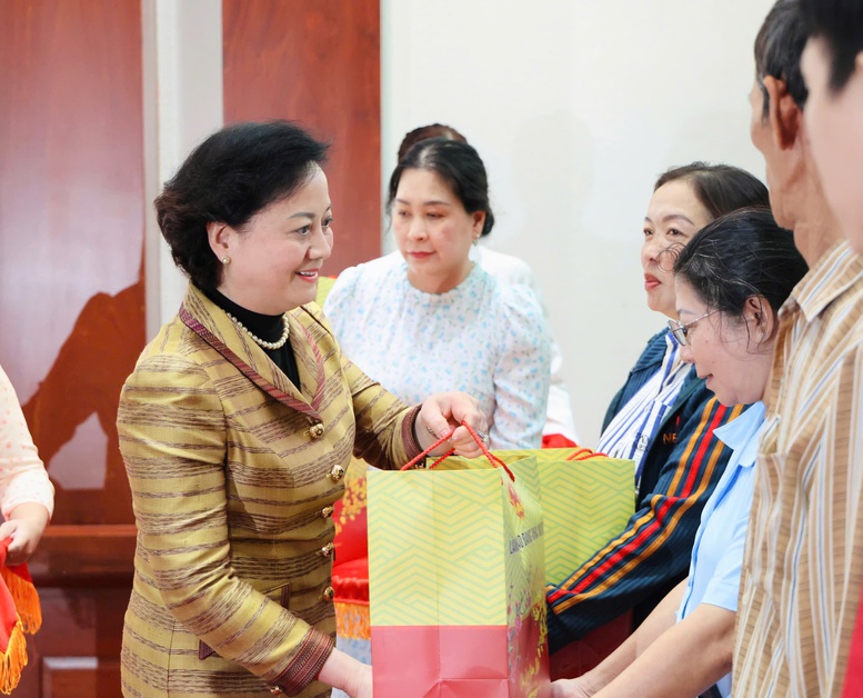 Phó Thủ tướng Phạm Thị Thanh Trà thăm, tặng quà Tết gia đình chính sách, công nhân khó khăn tại Đồng Tháp- Ảnh 2.