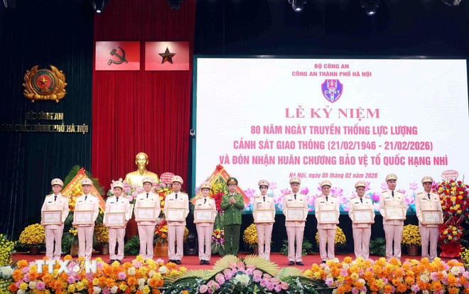 Cảnh sát giao thông Hà Nội chuyển từ "xử lý trực tiếp" sang "quản trị giao thông hiện đại"- Ảnh 1.