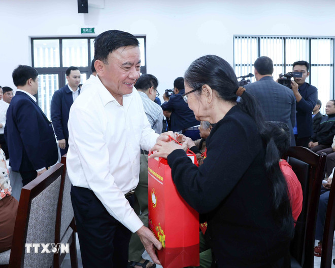 Thường trực Ban Bí thư Trần Cẩm Tú thăm, tặng quà Tết tại thành phố Đà Nẵng- Ảnh 2.