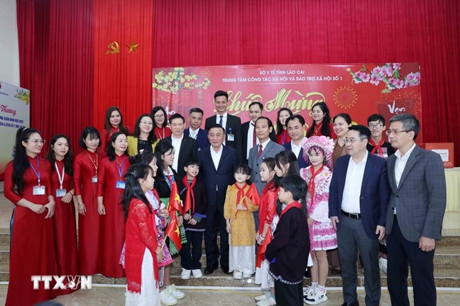 Thường trực Ban Bí thư Trần Cẩm Tú thăm, tặng quà Tết tỉnh Lào Cai- Ảnh 4.
