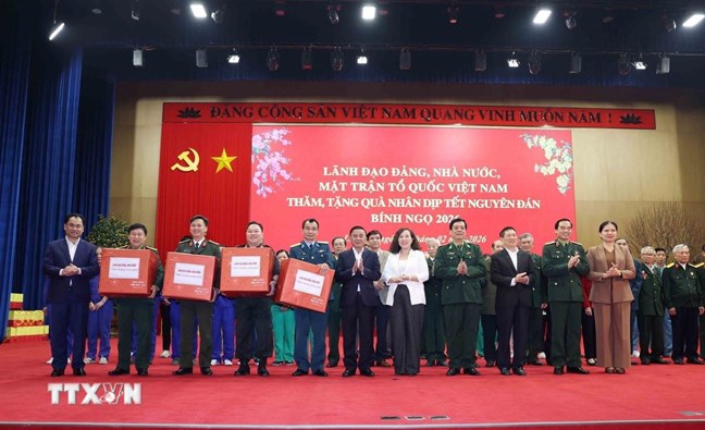 Thường trực Ban Bí thư Trần Cẩm Tú thăm, tặng quà Tết tỉnh Lào Cai- Ảnh 3.