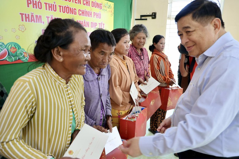 Phó Thủ tướng Nguyễn Chí Dũng thăm, tặng quà nhân dân tỉnh Khánh Hoà- Ảnh 1.