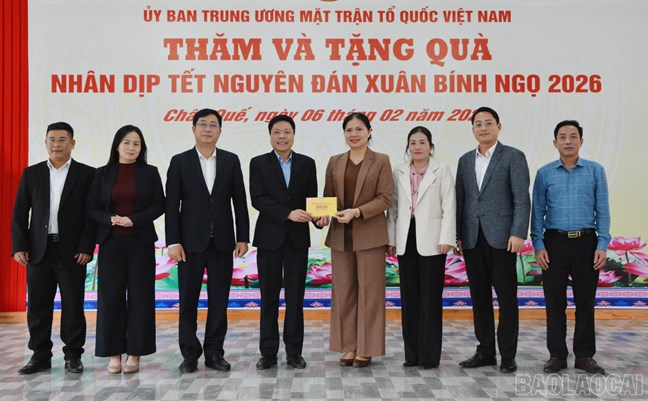 Phó Chủ tịch - Tổng Thư ký Ủy ban Trung ương MTTQ Việt Nam Hà Thị Nga thăm, tặng quà Tết tại Lào Cai- Ảnh 3.