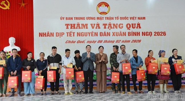 Phó Chủ tịch - Tổng Thư ký Ủy ban Trung ương MTTQ Việt Nam Hà Thị Nga thăm, tặng quà Tết tại Lào Cai- Ảnh 5.