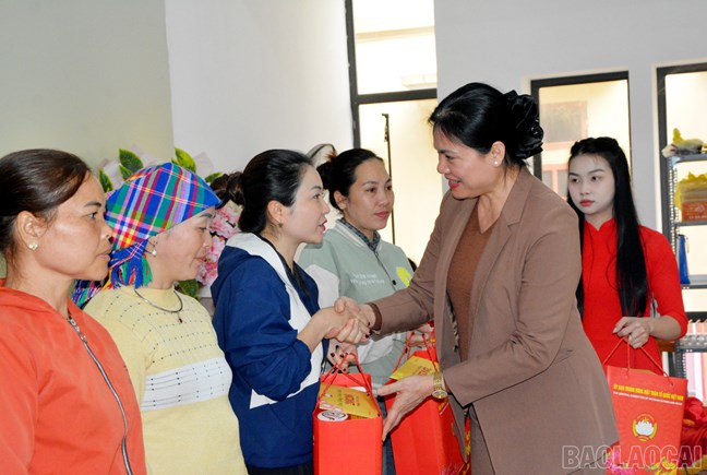 Phó Chủ tịch - Tổng Thư ký Ủy ban Trung ương MTTQ Việt Nam Hà Thị Nga thăm, tặng quà Tết tại Lào Cai- Ảnh 4.