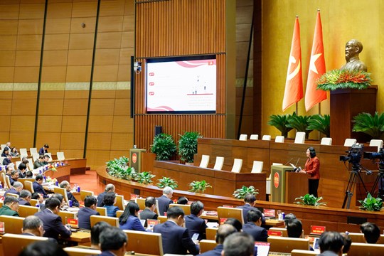 Đồng chí Bùi Thị Minh Hoài, Ủy viên Bộ Chính trị, Bí thư Trung ương Đảng, Bí thư Đảng ủy MTTQ, các đoàn thể Trung ương, Chủ tịch Ủy ban Trung ương MTTQ Việt Nam, trình bày chuyên đề tại Hội nghị