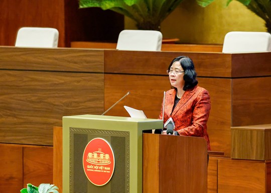 Đồng chí Bùi Thị Minh Hoài, Ủy viên Bộ Chính trị, Bí thư Trung ương Đảng, Bí thư Đảng ủy MTTQ, các đoàn thể Trung ương, Chủ tịch Ủy ban Trung ương MTTQ Việt Nam, trình bày chuyên đề tại Hội nghị