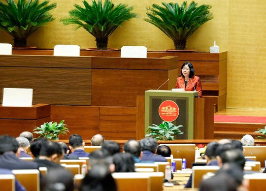 Đồng chí Bùi Thị Minh Hoài, Ủy viên Bộ Chính trị, Bí thư Trung ương Đảng, Bí thư Đảng ủy MTTQ, các đoàn thể Trung ương, Chủ tịch Ủy ban Trung ương MTTQ Việt Nam, trình bày chuyên đề tại Hội nghị