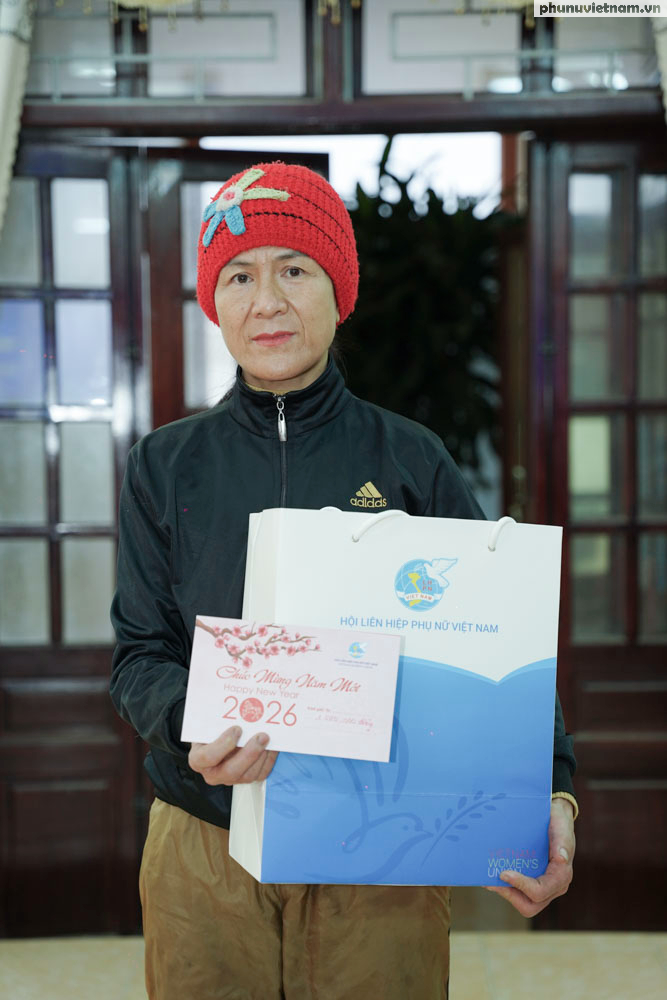 Hội LHPN Việt Nam trao "Tết yêu thương" tới trẻ mồ côi, phụ nữ khó khăn, gia đình liệt sĩ ở Hải Phòng- Ảnh 10.