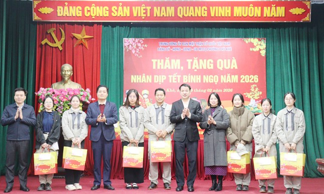 Phó Bí thư Đảng ủy MTTQ, các đoàn thể Trung ương Ngô Văn Cương thăm, tặng quà Tết tại Bắc Ninh- Ảnh 1.