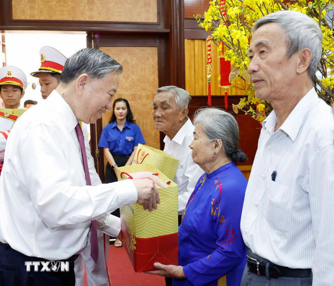 Tổng Bí thư Tô Lâm thăm, chúc Tết Đảng bộ, chính quyền, Nhân dân tỉnh Tây Ninh- Ảnh 1.