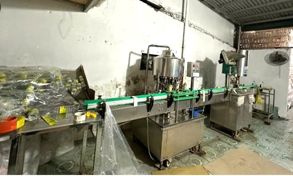 Ninh Bình: Khởi tố đối tượng sản xuất dấm giả bằng nước lã pha axit axetic công nghiệp- Ảnh 1.