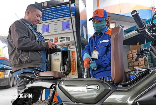 Chủ tịch UBND thành phố Hà Nội yêu cầu xử lý nghiêm hành vi găm hàng xăng dầu- Ảnh 1.