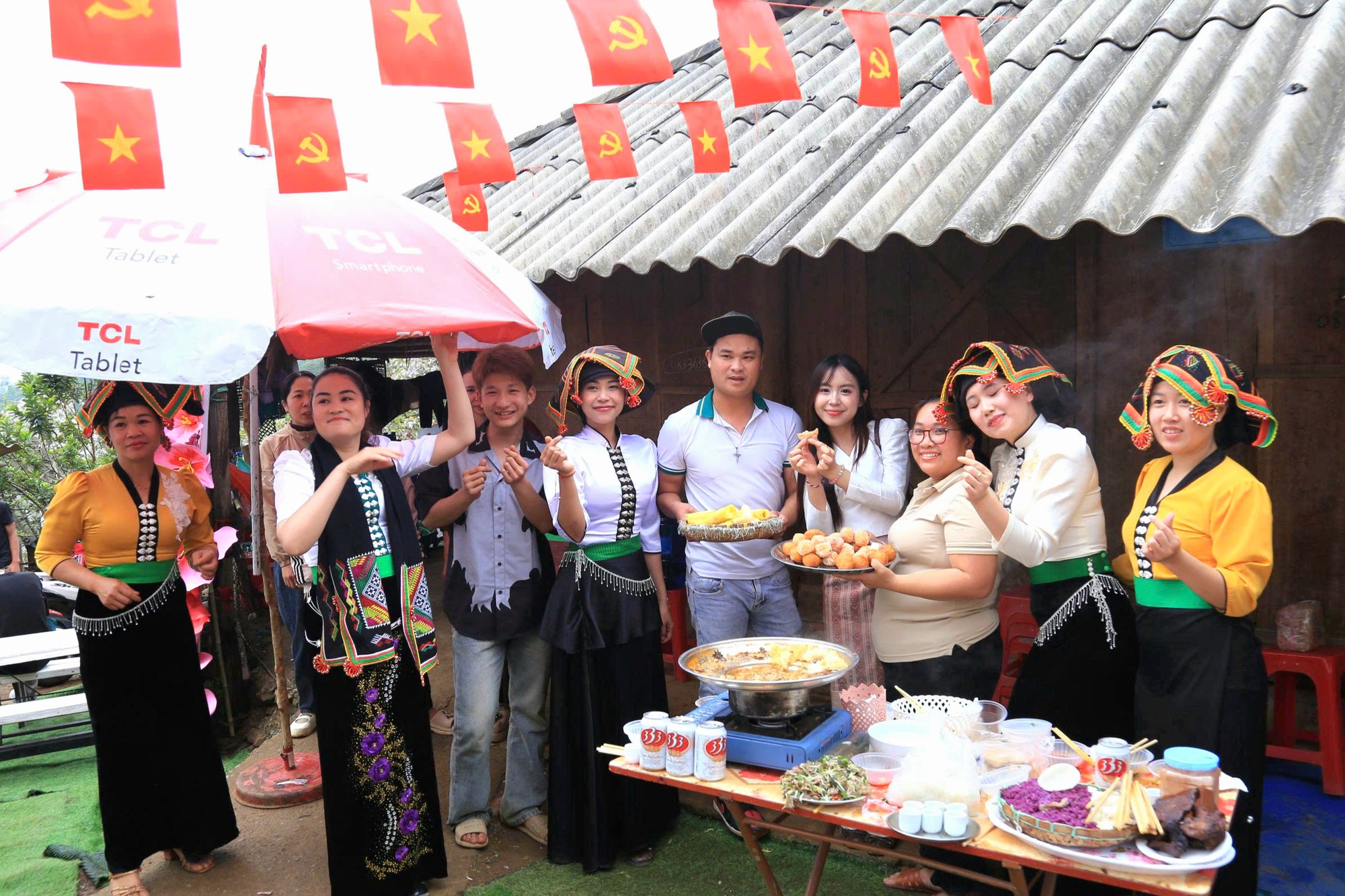 Điện Biên: Rừng ban cổ thụ bung nở hút giới trẻ đến "săn" ảnh- Ảnh 13. Điện Biên: Rừng ban cổ thụ bung nở hút giới trẻ đến "săn" ảnh- Ảnh 13.