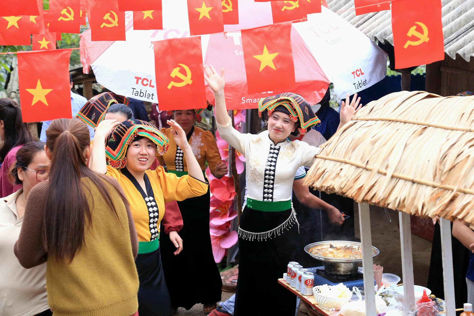 Điện Biên: Rừng ban cổ thụ bung nở hút giới trẻ đến "săn" ảnh- Ảnh 12. Điện Biên: Rừng ban cổ thụ bung nở hút giới trẻ đến "săn" ảnh- Ảnh 12.