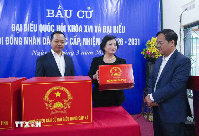 Phó Thủ tướng Phạm Thị Thanh Trà kiểm tra công tác bầu cử ở Điện Biên- Ảnh 1.