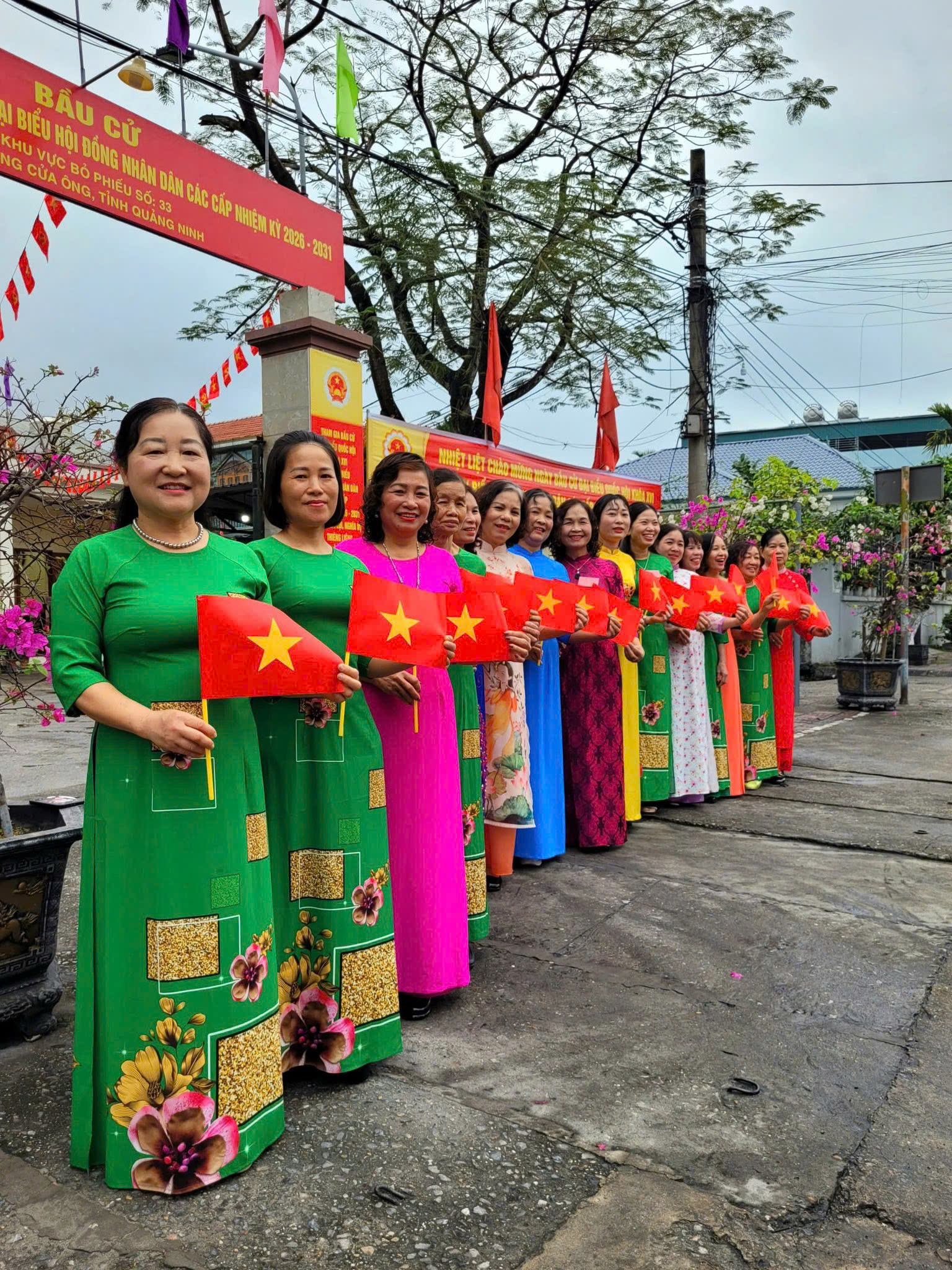 Gần 400.000 nữ cử tri Quảng Ninh tham gia bầu cử- Ảnh 2. Gần 400.000 nữ cử tri Quảng Ninh tham gia bầu cử- Ảnh 2.