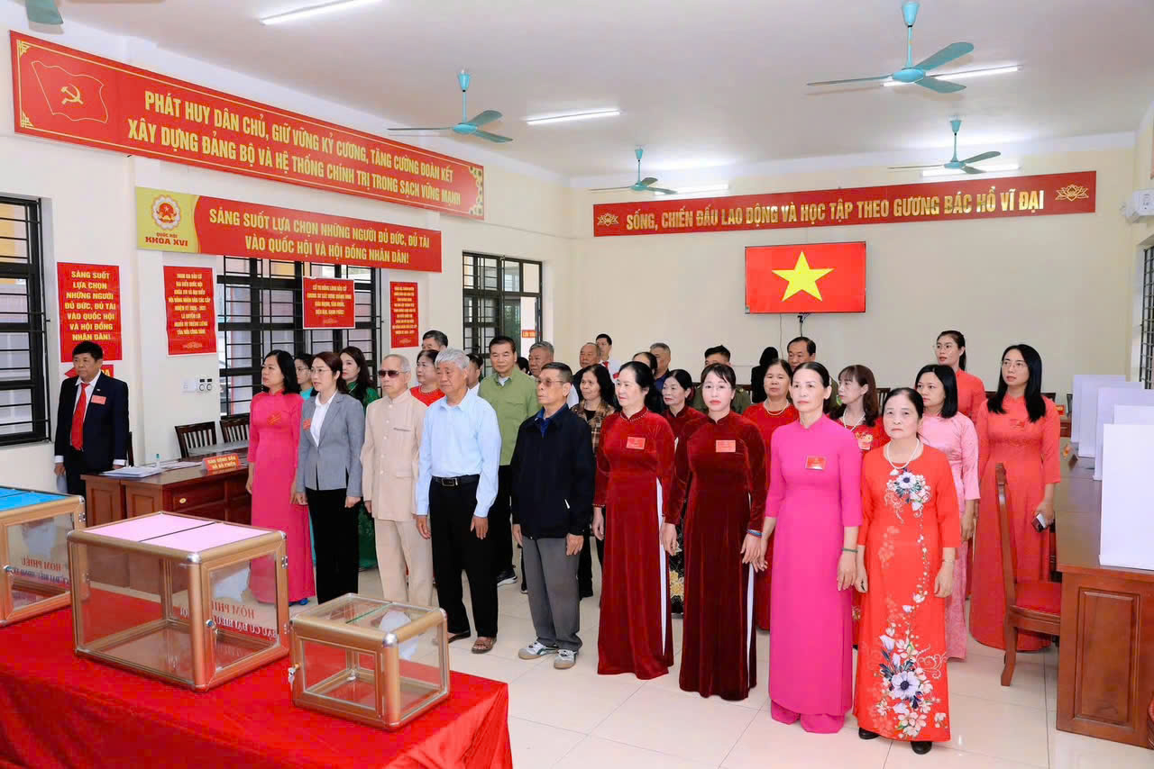 Gần 400.000 nữ cử tri Quảng Ninh tham gia bầu cử- Ảnh 5. Gần 400.000 nữ cử tri Quảng Ninh tham gia bầu cử- Ảnh 5.