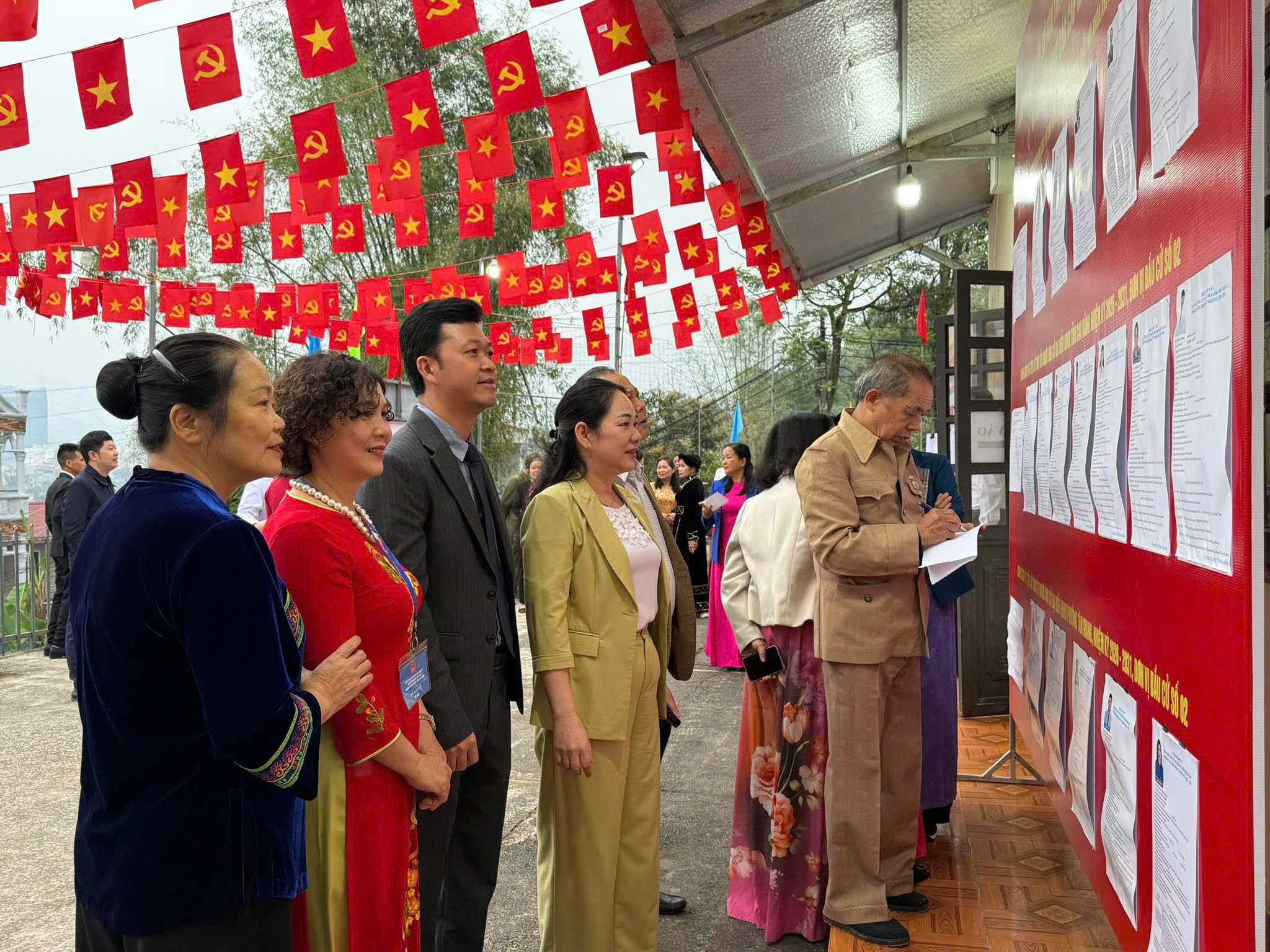 Cử tri các dân tộc thiểu số tỉnh Cao Bằng rộn ràng đi bầu cử- Ảnh 2. Cử tri các dân tộc thiểu số tỉnh Cao Bằng rộn ràng đi bầu cử- Ảnh 2.