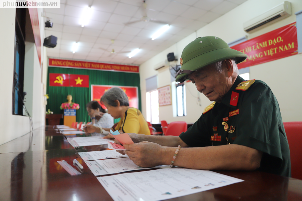 127 cụ bà, cụ ông phấn khởi khi được tạo điều kiện bỏ phiếu ngay tại Trung tâm dưỡng lão Thị Nghè- Ảnh 12.