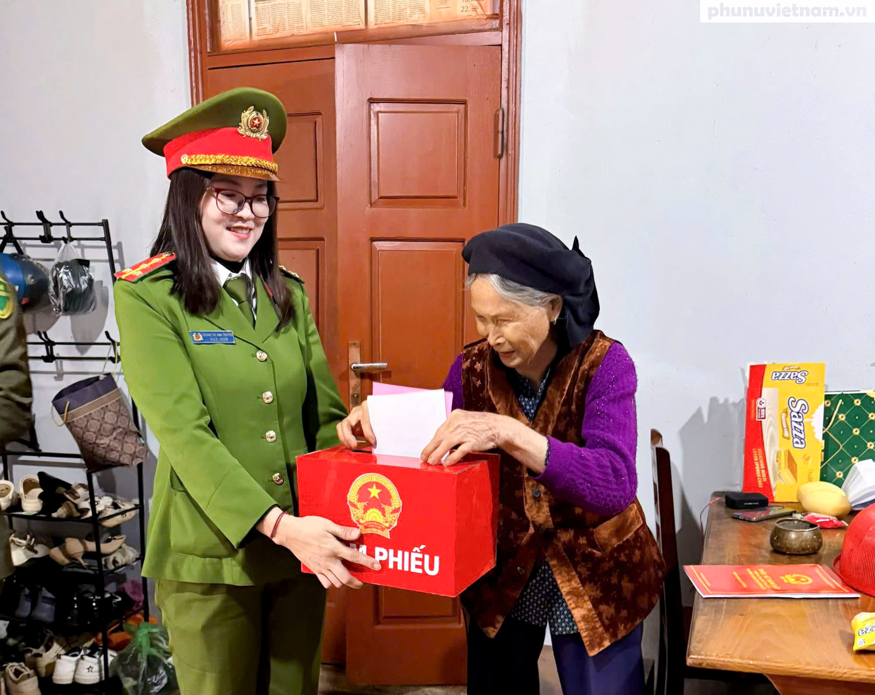 Nữ cán bộ, chiến sĩ Công an Thái Nguyên tận tâm bảo vệ an toàn ngày bầu cử- Ảnh 8. Nữ cán bộ, chiến sĩ Công an Thái Nguyên tận tâm bảo vệ an toàn ngày bầu cử- Ảnh 8.