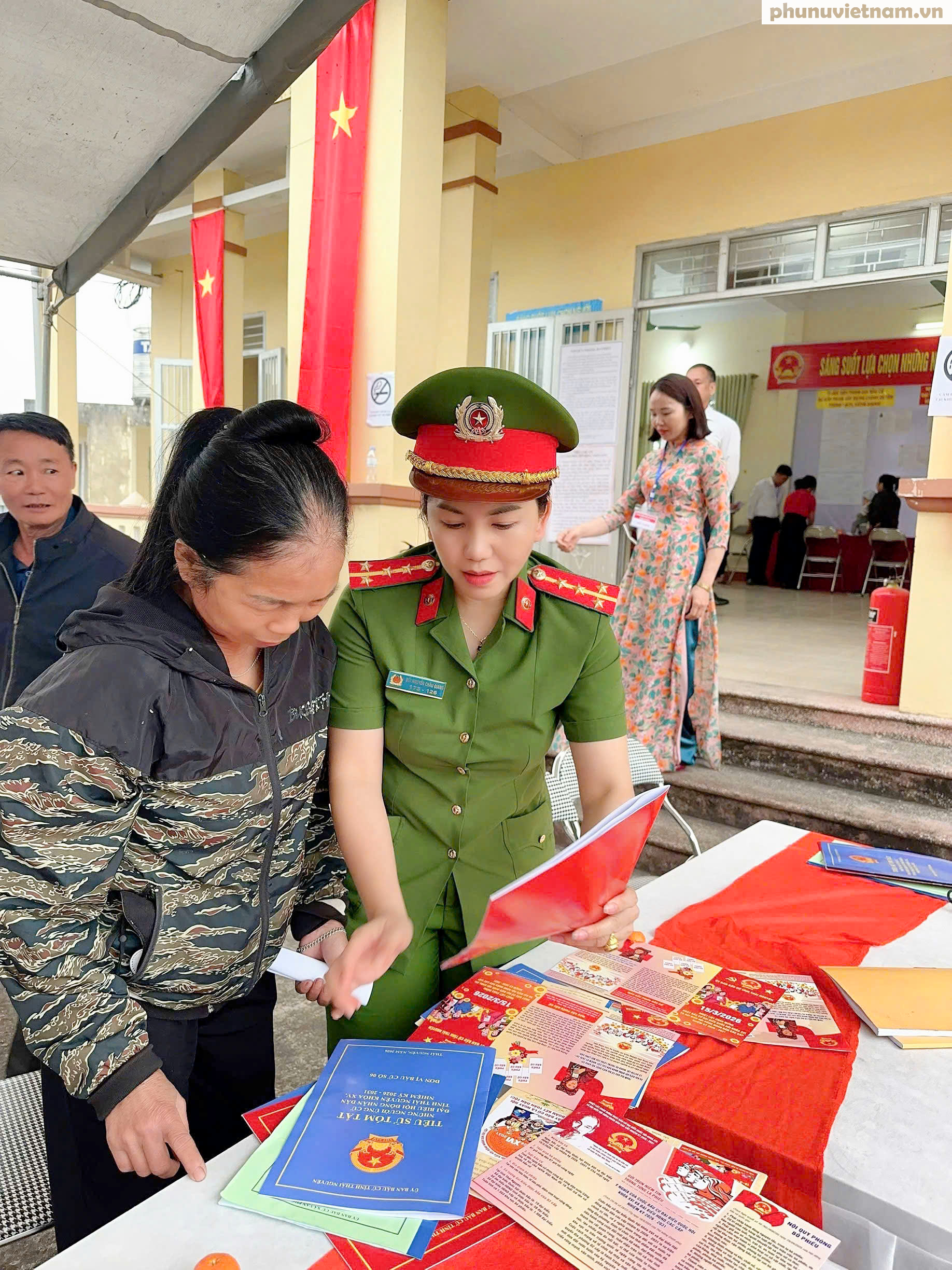 Nữ cán bộ, chiến sĩ Công an Thái Nguyên tận tâm bảo vệ an toàn ngày bầu cử- Ảnh 9. Nữ cán bộ, chiến sĩ Công an Thái Nguyên tận tâm bảo vệ an toàn ngày bầu cử- Ảnh 9.