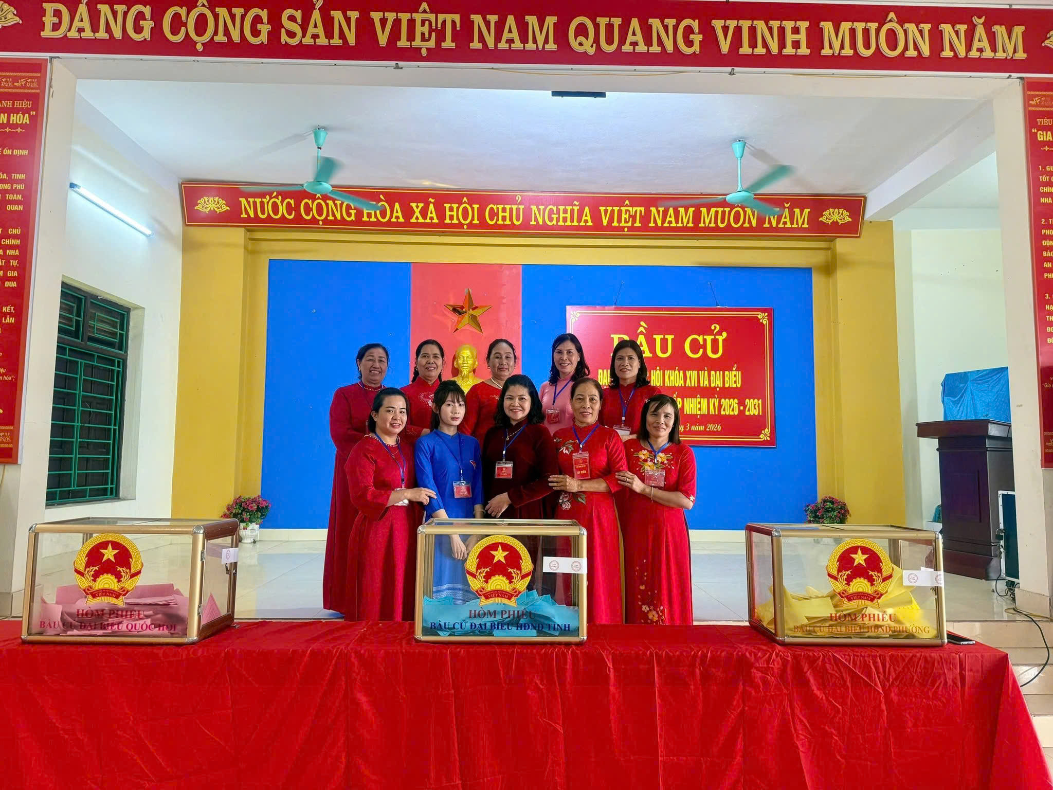 Gần 400.000 nữ cử tri Quảng Ninh tham gia bầu cử- Ảnh 1. Gần 400.000 nữ cử tri Quảng Ninh tham gia bầu cử- Ảnh 1.