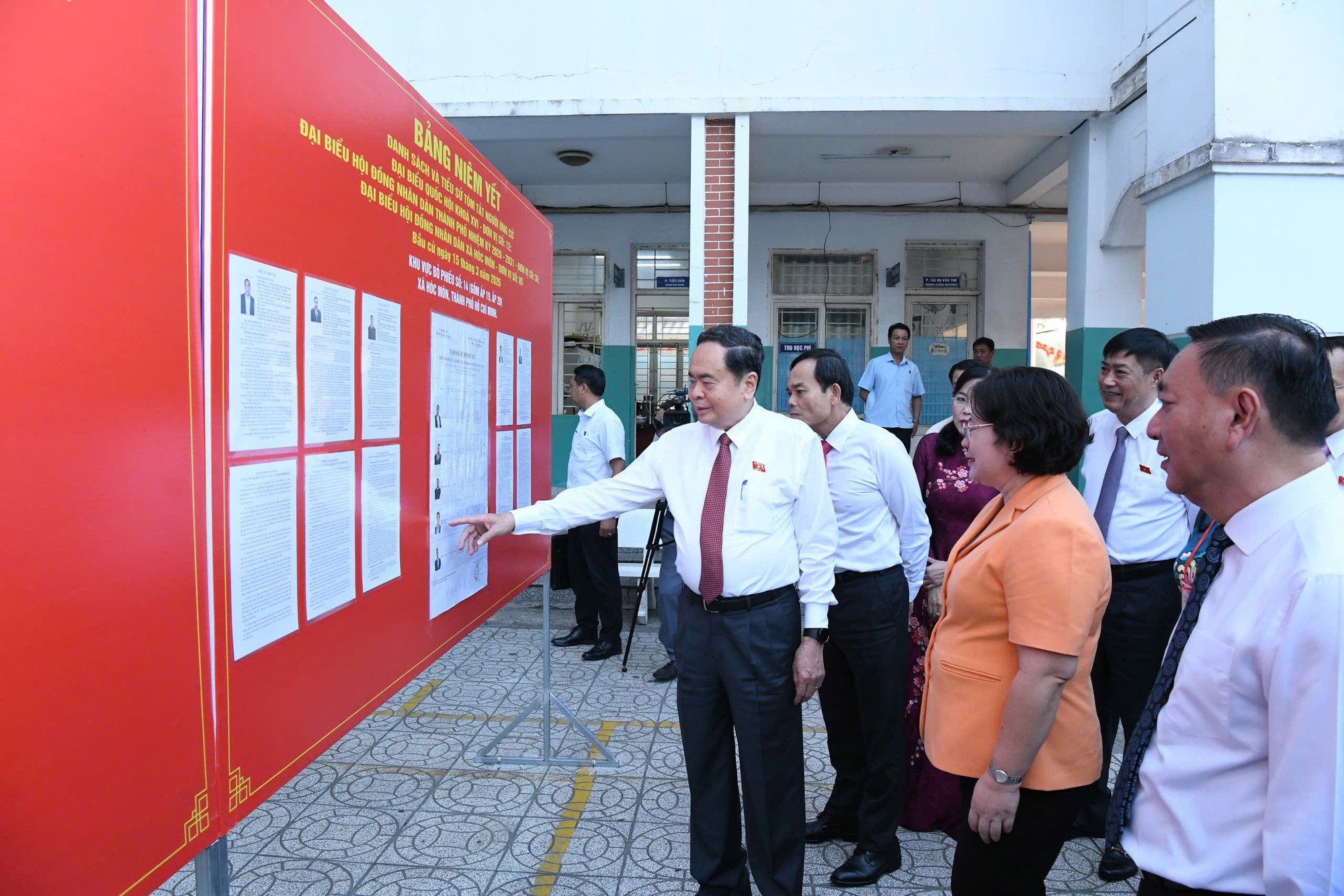 Chủ tịch Quốc hội Trần Thanh Mẫn bỏ phiếu tại đơn vị bầu cử số 5, xã Hóc Môn, TPHCM- Ảnh 1.