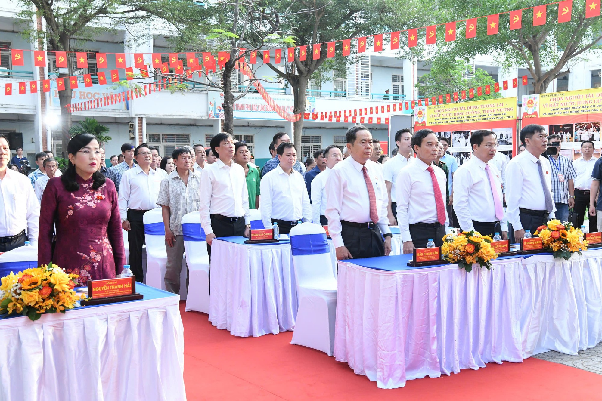 Chủ tịch Quốc hội Trần Thanh Mẫn bỏ phiếu tại đơn vị bầu cử số 5, xã Hóc Môn, TPHCM- Ảnh 2.