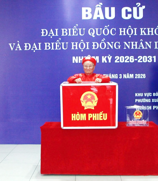 Cử tri nhiều thế hệ hào hứng trong ngày bầu cử- Ảnh 1.