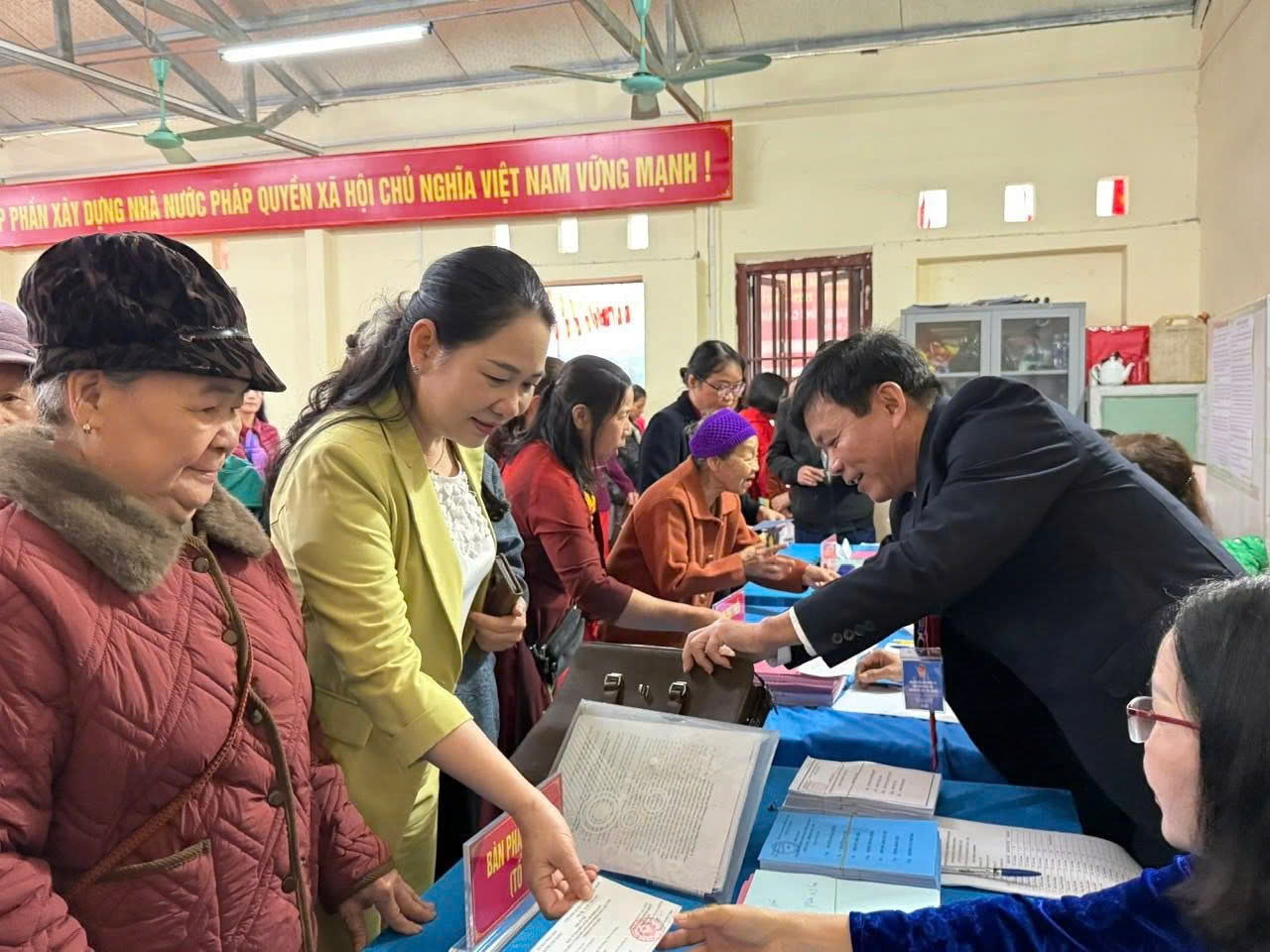 Cử tri các dân tộc thiểu số tỉnh Cao Bằng rộn ràng đi bầu cử- Ảnh 3. Cử tri các dân tộc thiểu số tỉnh Cao Bằng rộn ràng đi bầu cử- Ảnh 3.