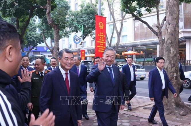 Tổng Bí thư Tô Lâm bỏ phiếu bầu cử tại phường Ba Đình, Hà Nội- Ảnh 1.