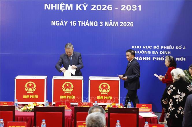 Tổng Bí thư Tô Lâm bỏ phiếu bầu cử tại phường Ba Đình, Hà Nội- Ảnh 6.