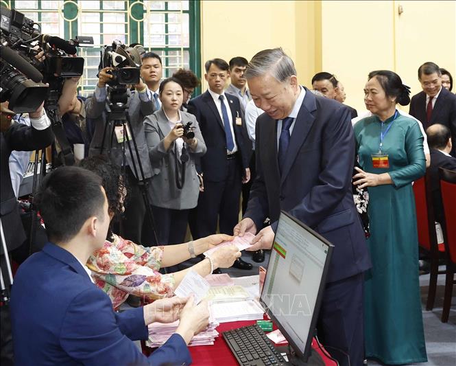 Tổng Bí thư Tô Lâm bỏ phiếu bầu cử tại phường Ba Đình, Hà Nội- Ảnh 5.