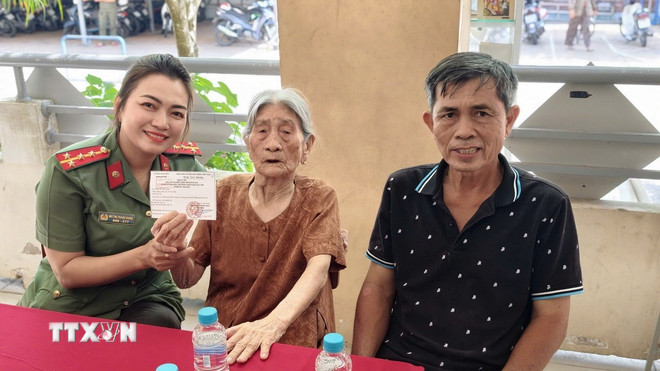 Khoảnh khắc đẹp trong ngày bầu cử tại Cần Thơ- Ảnh 1.