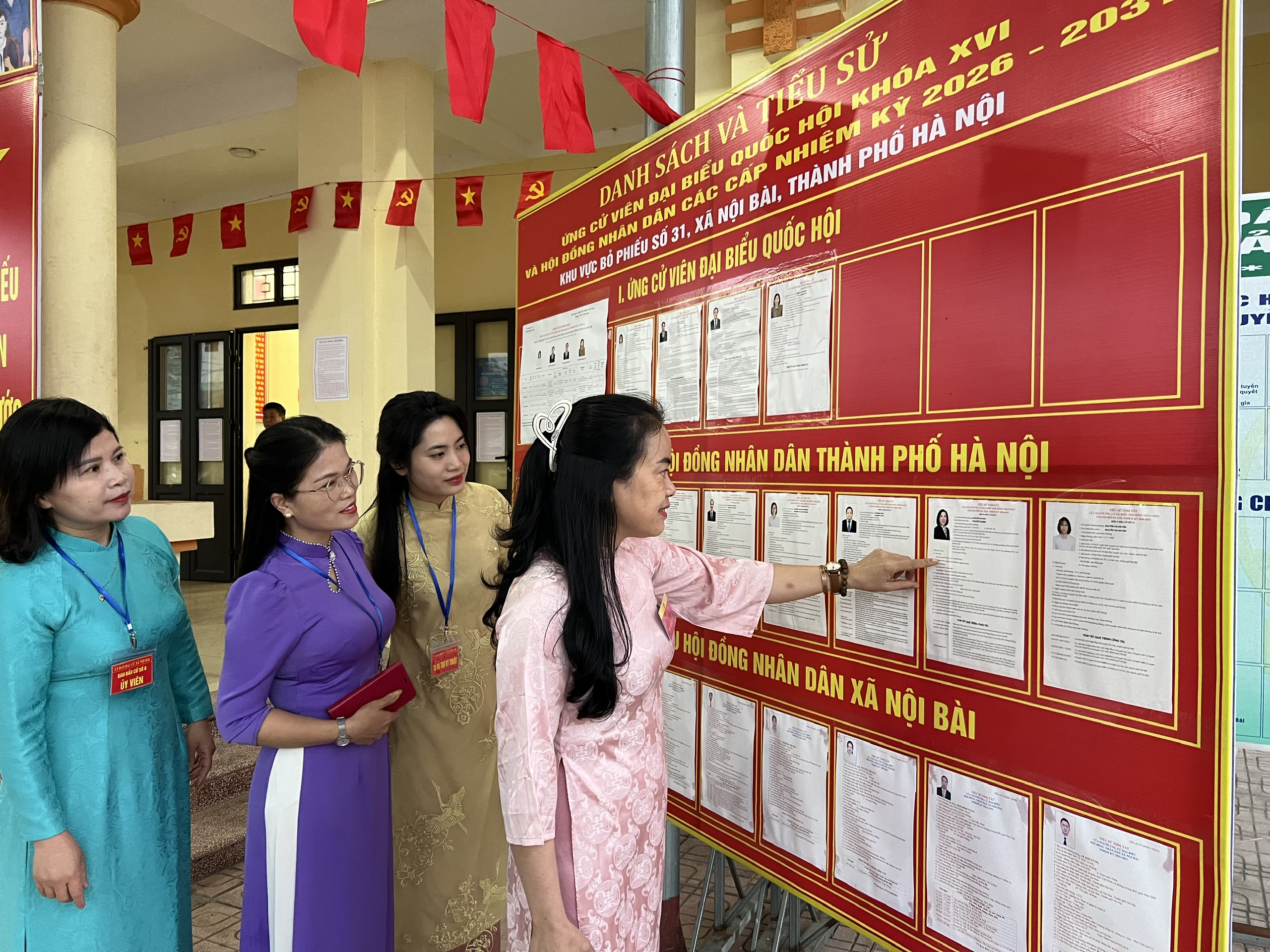 Cụ bà 88 tuổi gác việc đồng áng đi bỏ phiếu từ sáng sớm- Ảnh 5. Cụ bà 88 tuổi gác việc đồng áng đi bỏ phiếu từ sáng sớm- Ảnh 5.