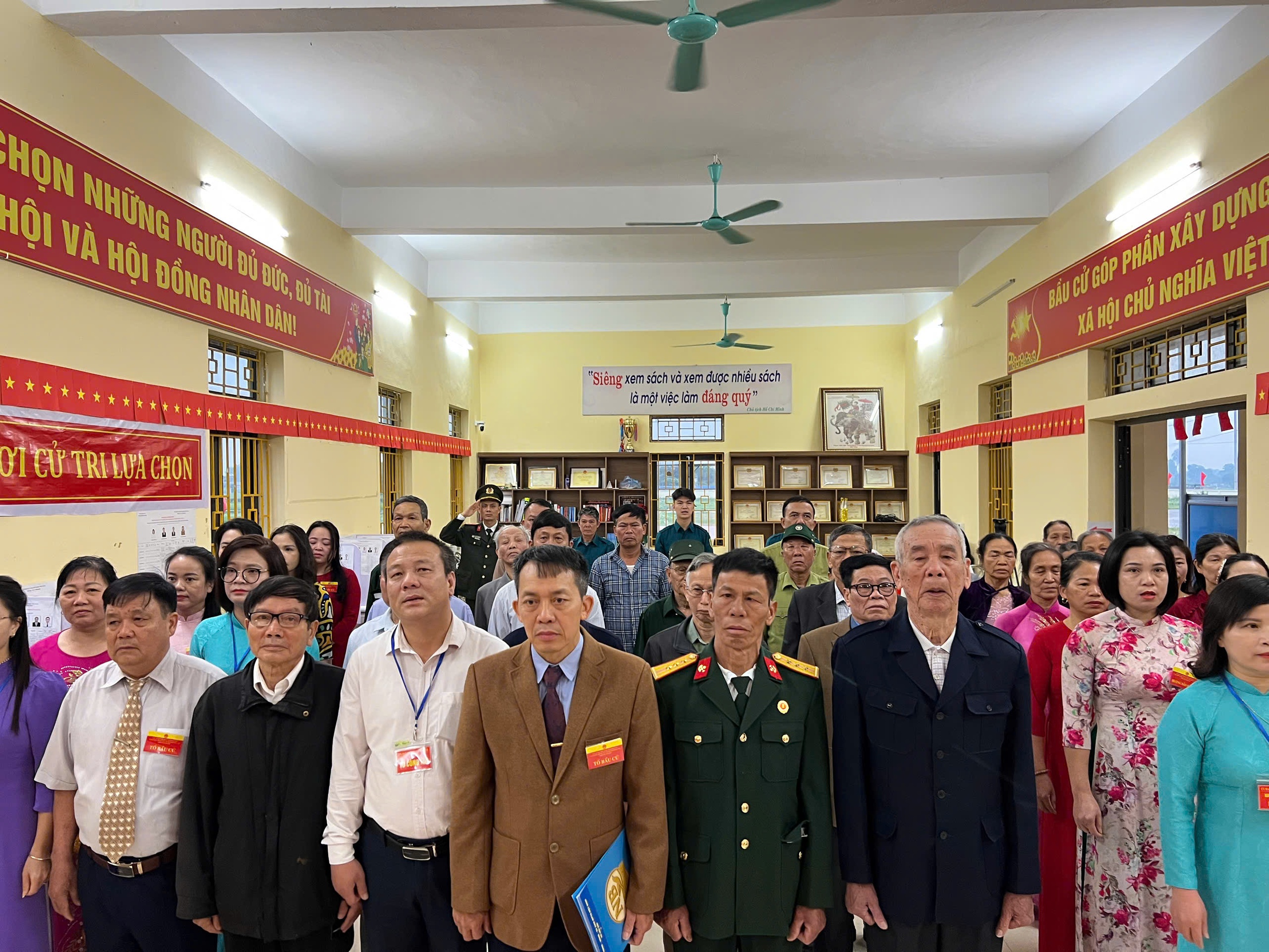 Cụ bà 88 tuổi gác việc đồng áng đi bỏ phiếu từ sáng sớm- Ảnh 3. Cụ bà 88 tuổi gác việc đồng áng đi bỏ phiếu từ sáng sớm- Ảnh 3.