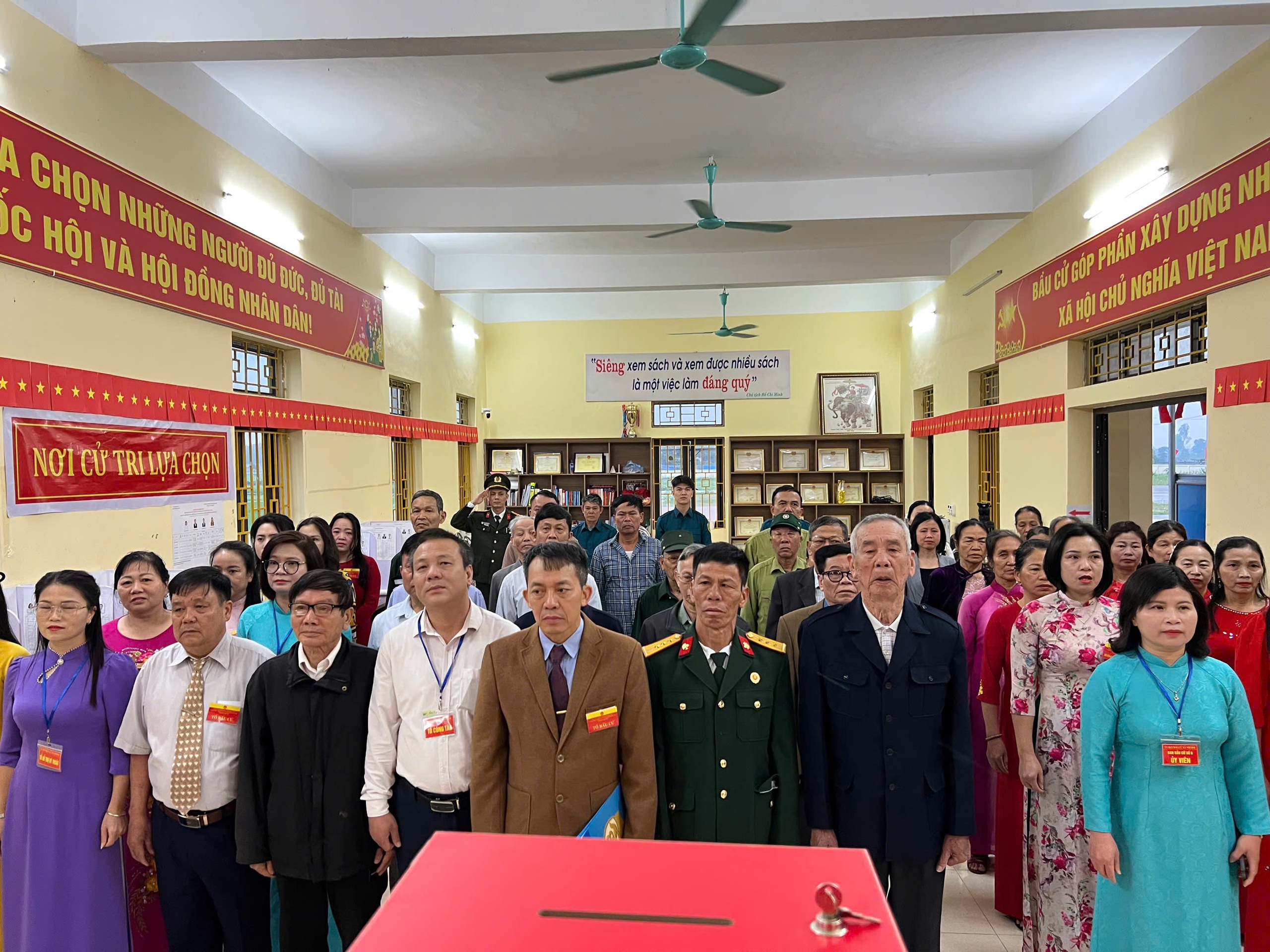 Cụ bà 88 tuổi gác việc đồng áng đi bỏ phiếu từ sáng sớm- Ảnh 2. Cụ bà 88 tuổi gác việc đồng áng đi bỏ phiếu từ sáng sớm- Ảnh 2.