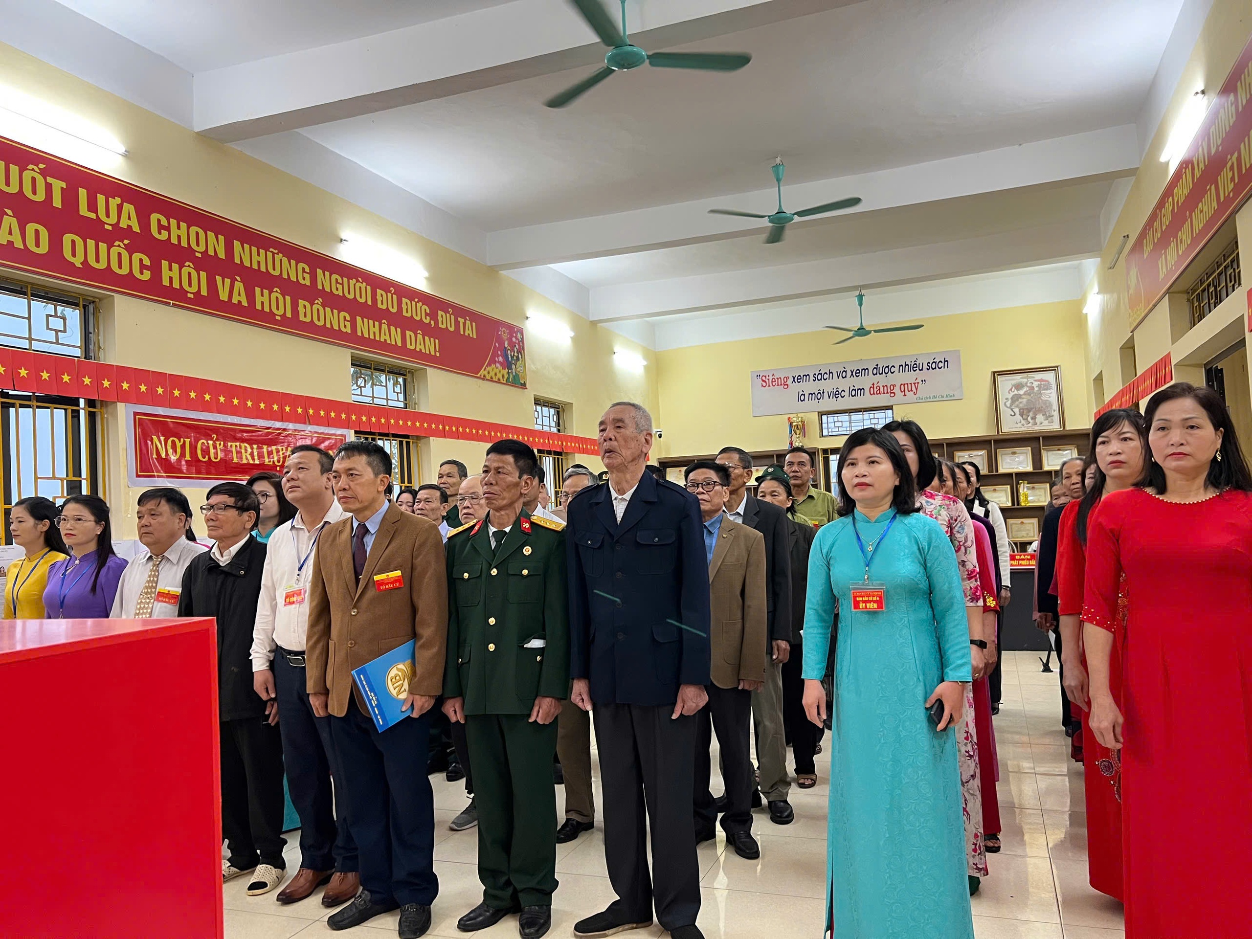 Cụ bà 88 tuổi gác việc đồng áng đi bỏ phiếu từ sáng sớm- Ảnh 4. Cụ bà 88 tuổi gác việc đồng áng đi bỏ phiếu từ sáng sớm- Ảnh 4.