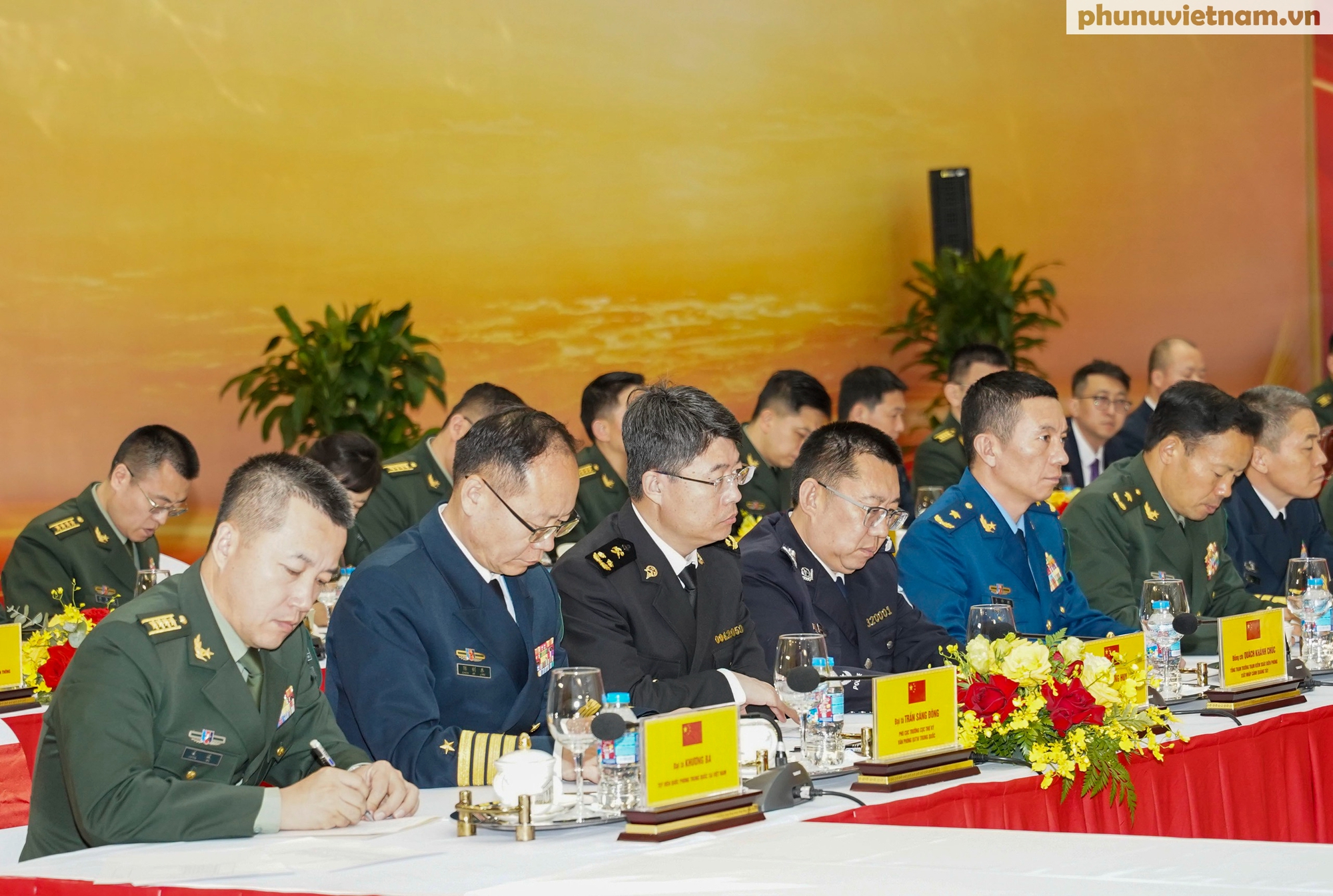 Bộ trưởng Bộ Quốc phòng Việt Nam hội đàm với Bộ trưởng Bộ Quốc phòng Trung Quốc- Ảnh 8.