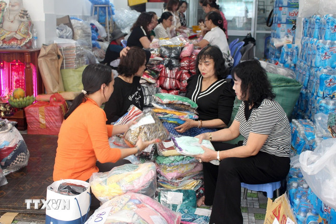 Lâm Đồng vận động, quyên góp tặng 1.000 bộ áo dài cho phụ nữ vùng biên- Ảnh 1.