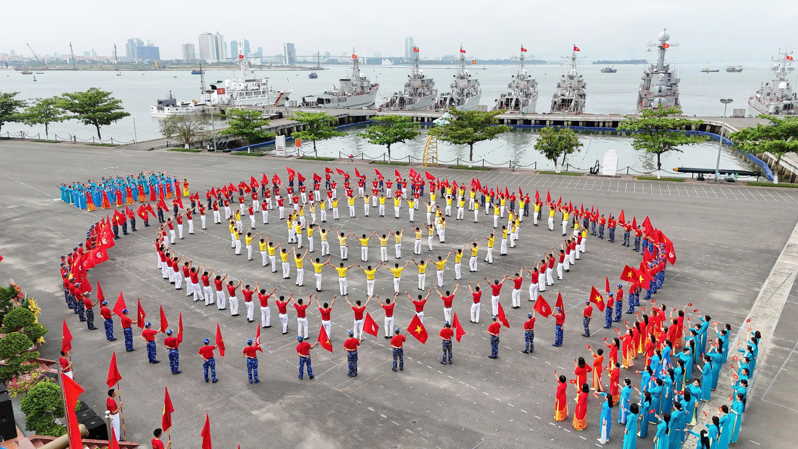 Sôi nổi "Vũ điệu lính biển - Tự hào sức trẻ Vùng 3 Hải quân"- Ảnh 2. Sôi nổi "Vũ điệu lính biển - Tự hào sức trẻ Vùng 3 Hải quân"- Ảnh 2.