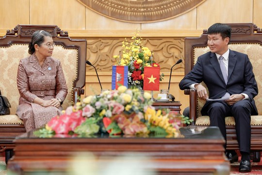 Đoàn đại biểu cấp cao Hội đồng Quốc gia Mặt trận Đoàn kết Phát triển Tổ quốc Campuchia chào xã giao lãnh đạo tỉnh Ninh Bình- Ảnh 1.