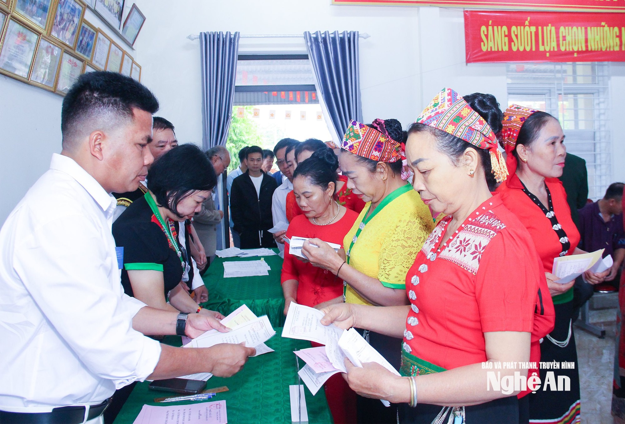 Dấu ấn của phụ nữ Nghệ An trong công tác bầu cử- Ảnh 9.