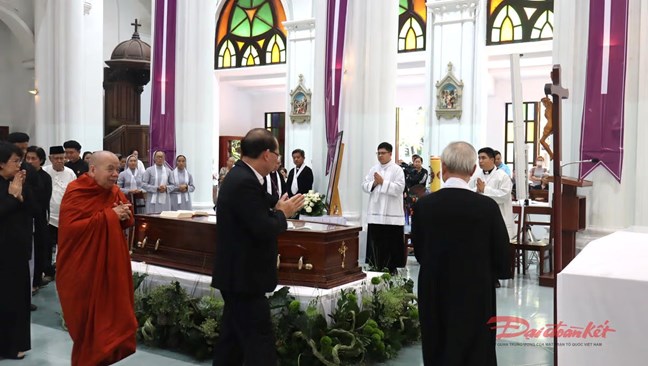 Đoàn lãnh đạo Trung ương MTTQ Việt Nam kính viếng Đức Hồng y Gioan Baotixita Phạm Minh Mẫn- Ảnh 1.