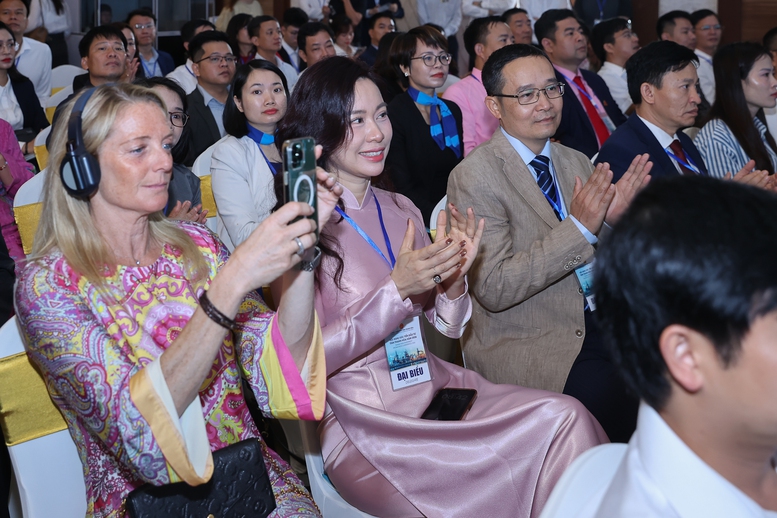 Thủ tướng: Chính phủ xem khó khăn, thách thức của doanh nghiệp là khó khăn, thách thức của mình để cùng giải quyết- Ảnh 7.