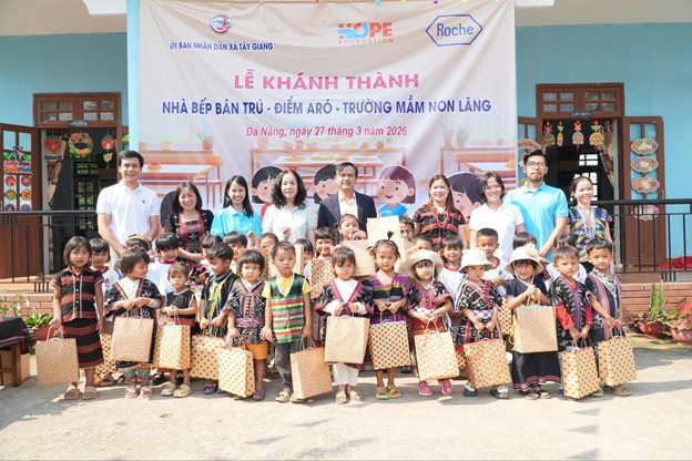 Roche Pharma VN khánh thành bếp học sinh xã vùng biên giới- Ảnh 2. Roche Pharma VN khánh thành bếp học sinh xã vùng biên giới- Ảnh 2.